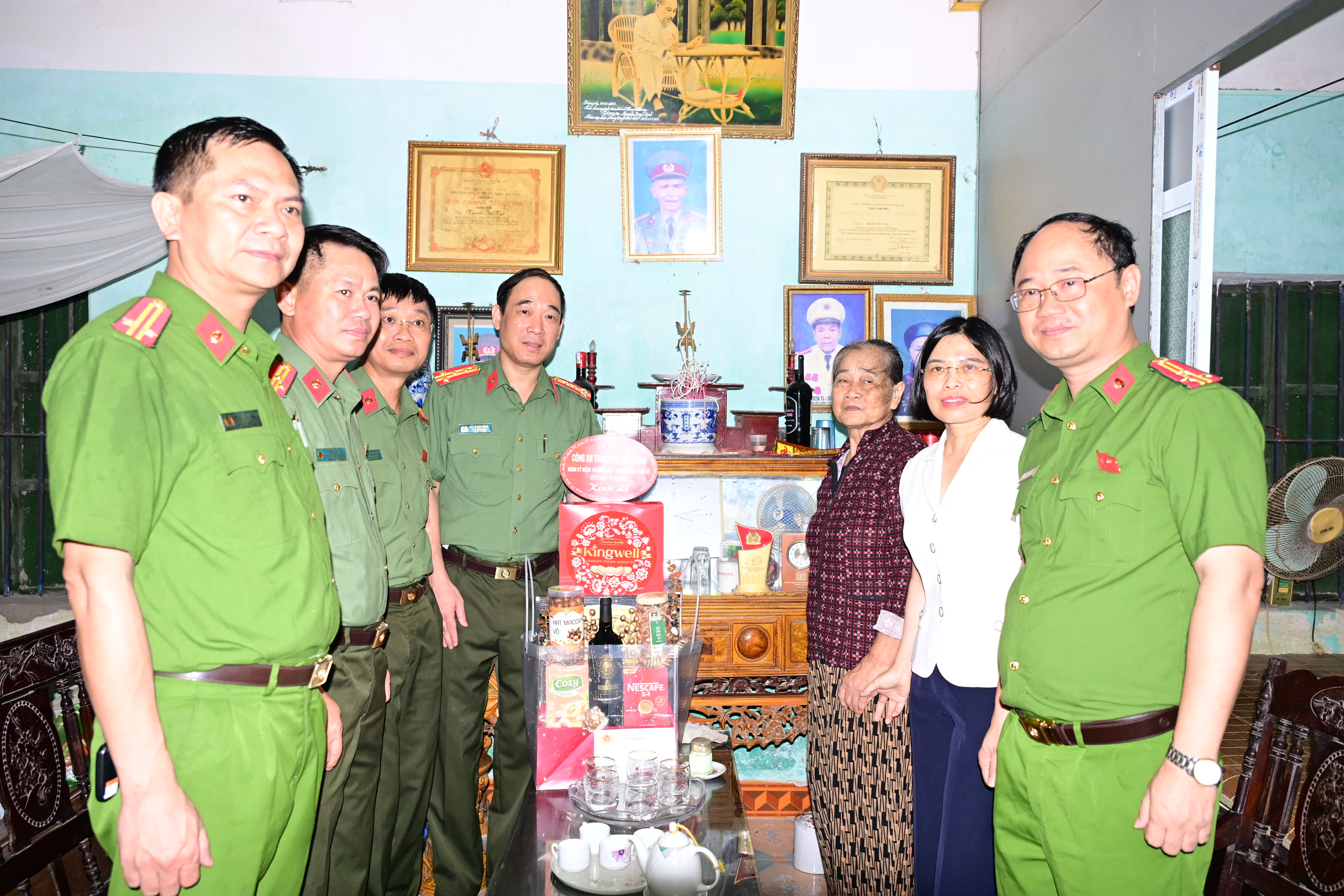 Lãnh đạo Công an thành phố thăm, tặng quà gia đình chính sách người có công với cách mạng